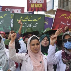 Doctors, Paramedical Staff Protest Acid Attack on Woman Doctor in Quetta
