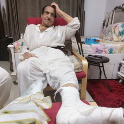 Veteran actor Mustafa Qureshi injured due to broken road in Karachi