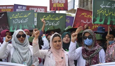 Doctors, Paramedical Staff Protest Acid Attack on Woman Doctor in Quetta