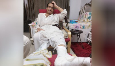 Veteran actor Mustafa Qureshi injured due to broken road in Karachi