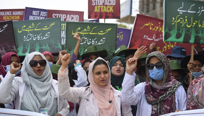 Doctors, Paramedical Staff Protest Acid Attack on Woman Doctor in Quetta
