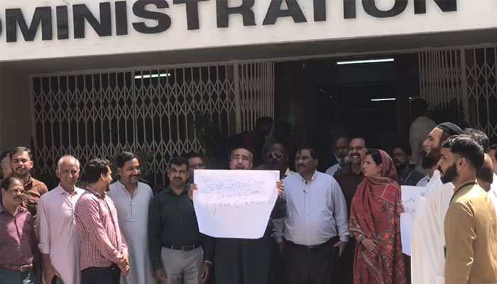 Clerks association stages protest at Jinnah hospital Karachi