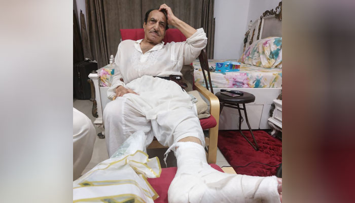 Veteran actor Mustafa Qureshi injured due to broken road in Karachi